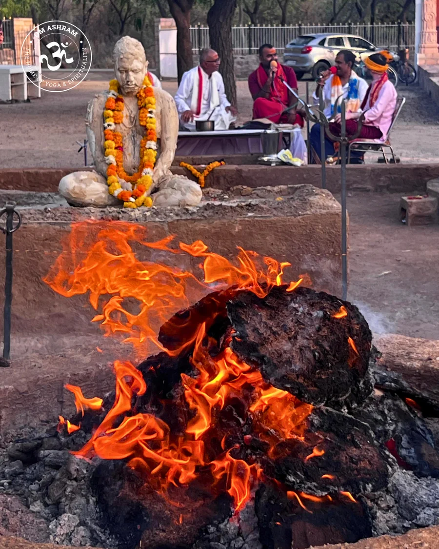 Param Pujya Mahamandaleshwar Swami Avatar Puri Ji Maharaj in motionless Agni Tapasya meditation at OM Ashram Jadan.